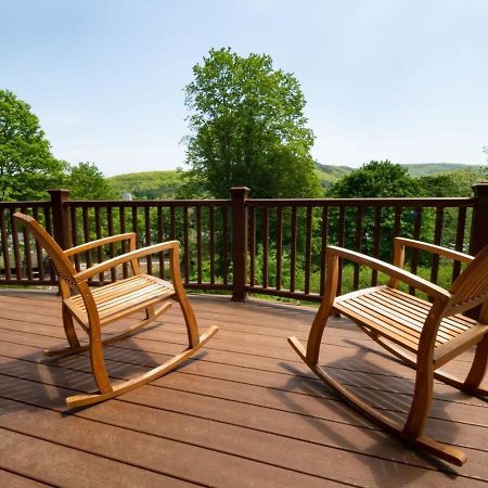 Berkshire Vacation Rentals: Great Barrington Cabin Sleeps 14 Walk To Town Kültér fotó