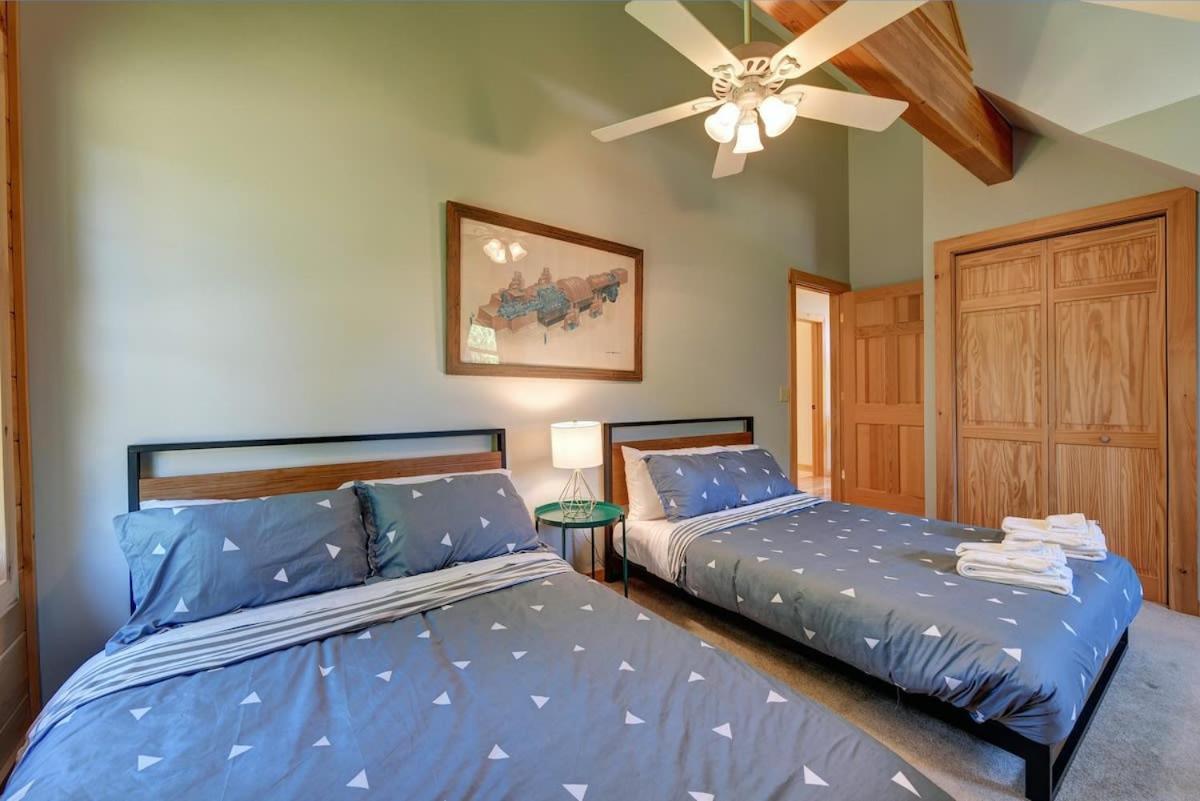 Berkshire Vacation Rentals: Great Barrington Cabin Sleeps 14 Walk To Town Kültér fotó