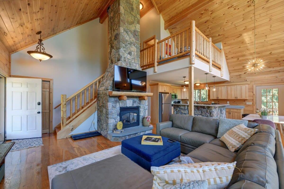Berkshire Vacation Rentals: Great Barrington Cabin Sleeps 14 Walk To Town Kültér fotó