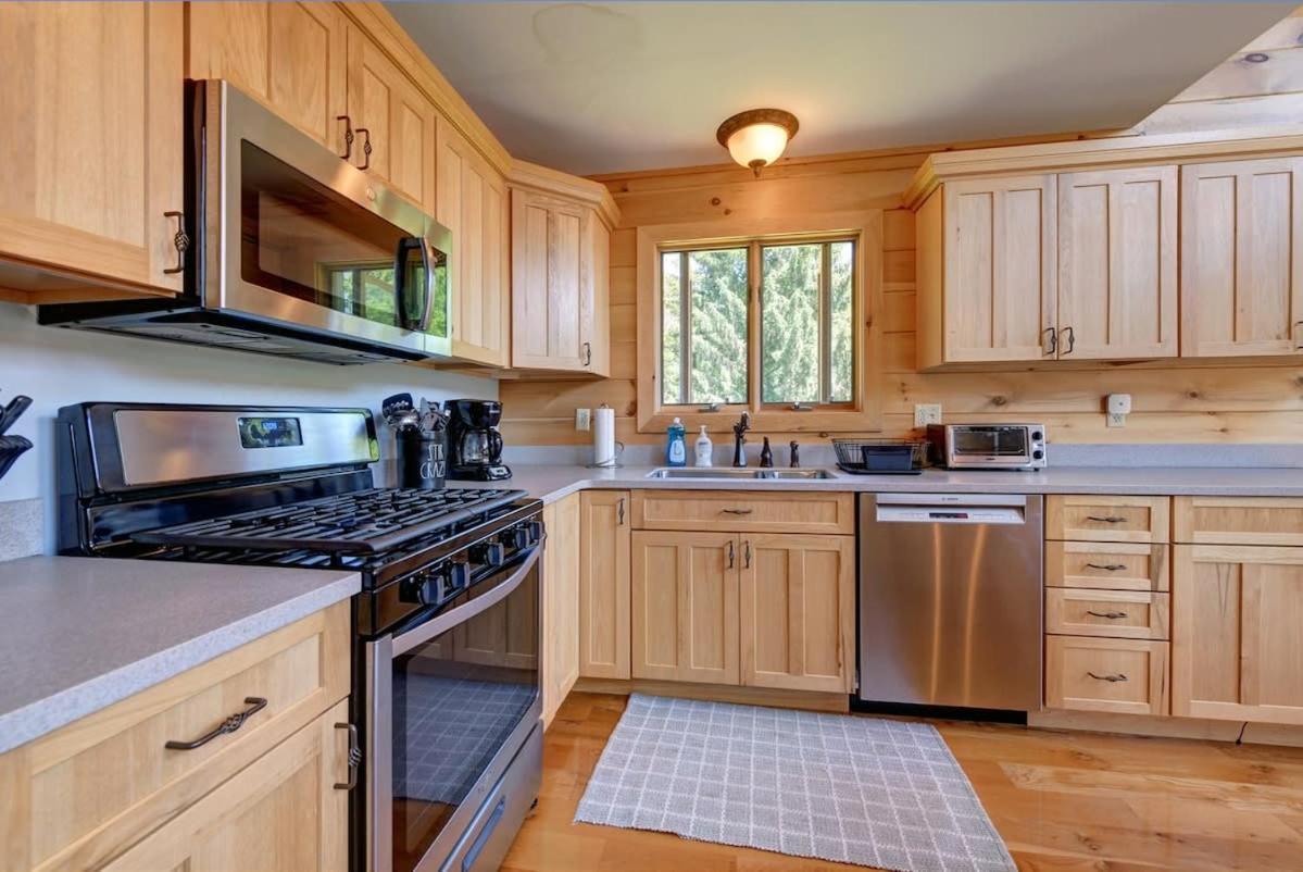 Berkshire Vacation Rentals: Great Barrington Cabin Sleeps 14 Walk To Town Kültér fotó