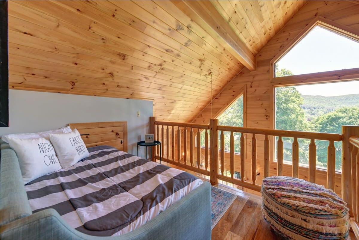 Berkshire Vacation Rentals: Great Barrington Cabin Sleeps 14 Walk To Town Kültér fotó