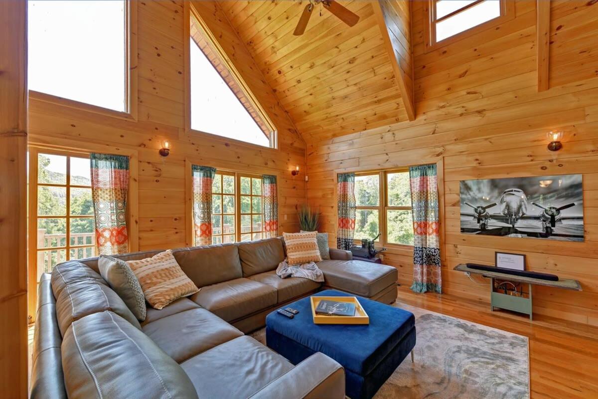 Berkshire Vacation Rentals: Great Barrington Cabin Sleeps 14 Walk To Town Kültér fotó